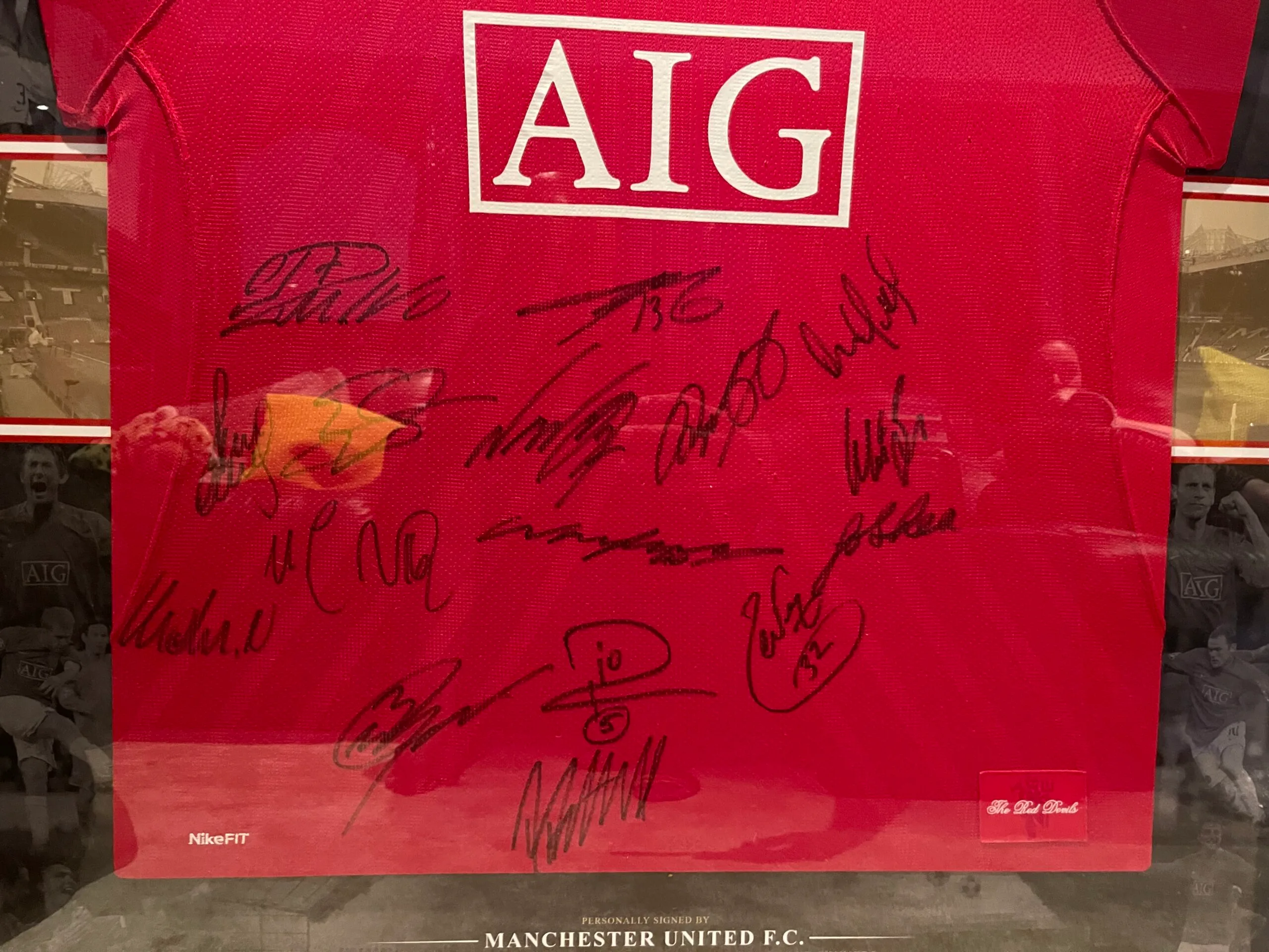 Manchester United signed 2008 shirt - Image 2
