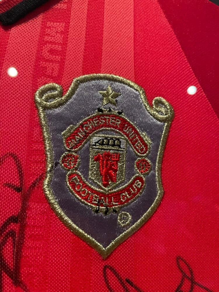Manchester United signed 1999 Treble Champions League winners shirt - Image 3