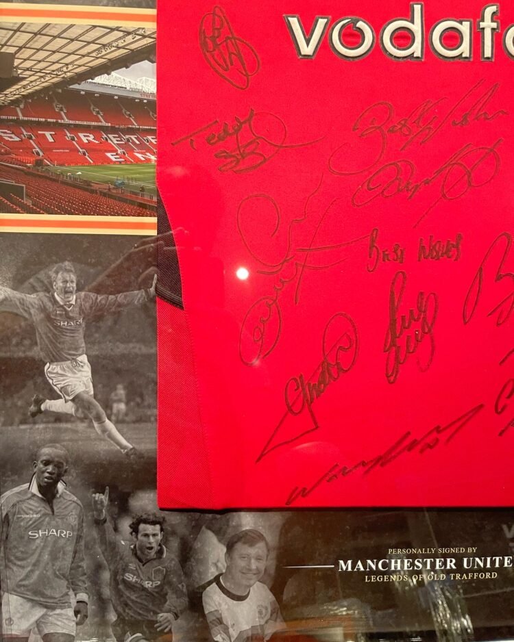 Manchester United signed legends shirt - Image 4