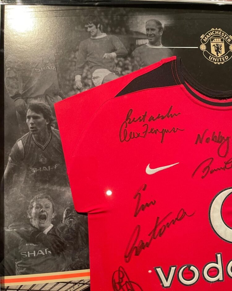 Manchester United signed legends shirt - Image 6