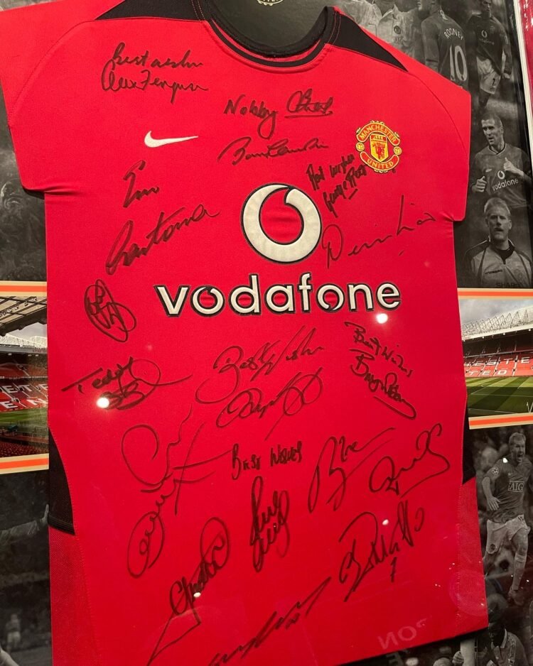 Manchester United signed legends shirt - Image 2