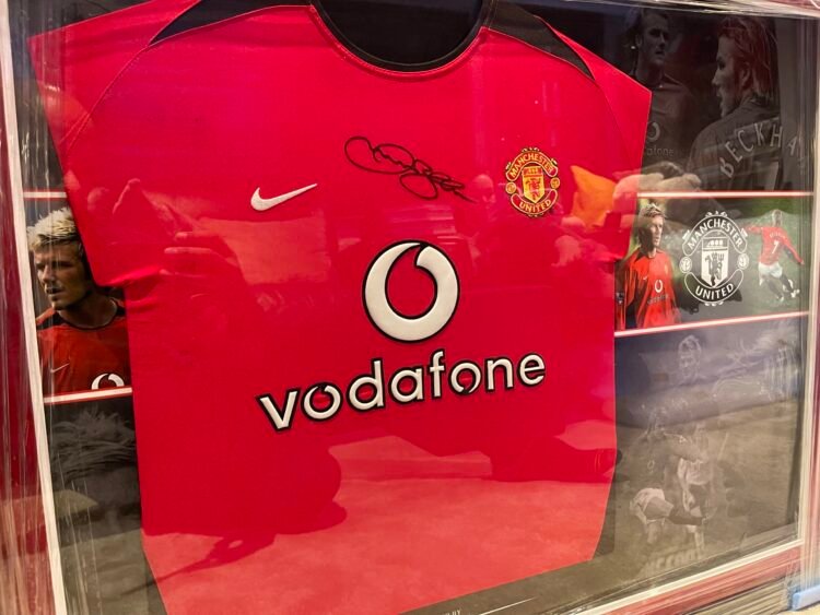 David Beckham signed Manchester United shirt - Image 2