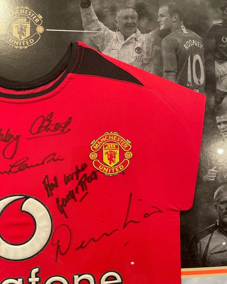 Manchester United signed legends shirt - Image 5