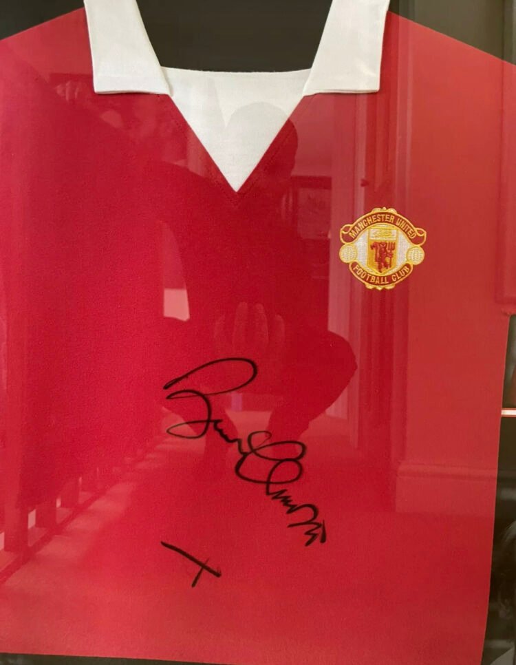 Sir Bobby Charlton signed Manchester United shirt - Image 2