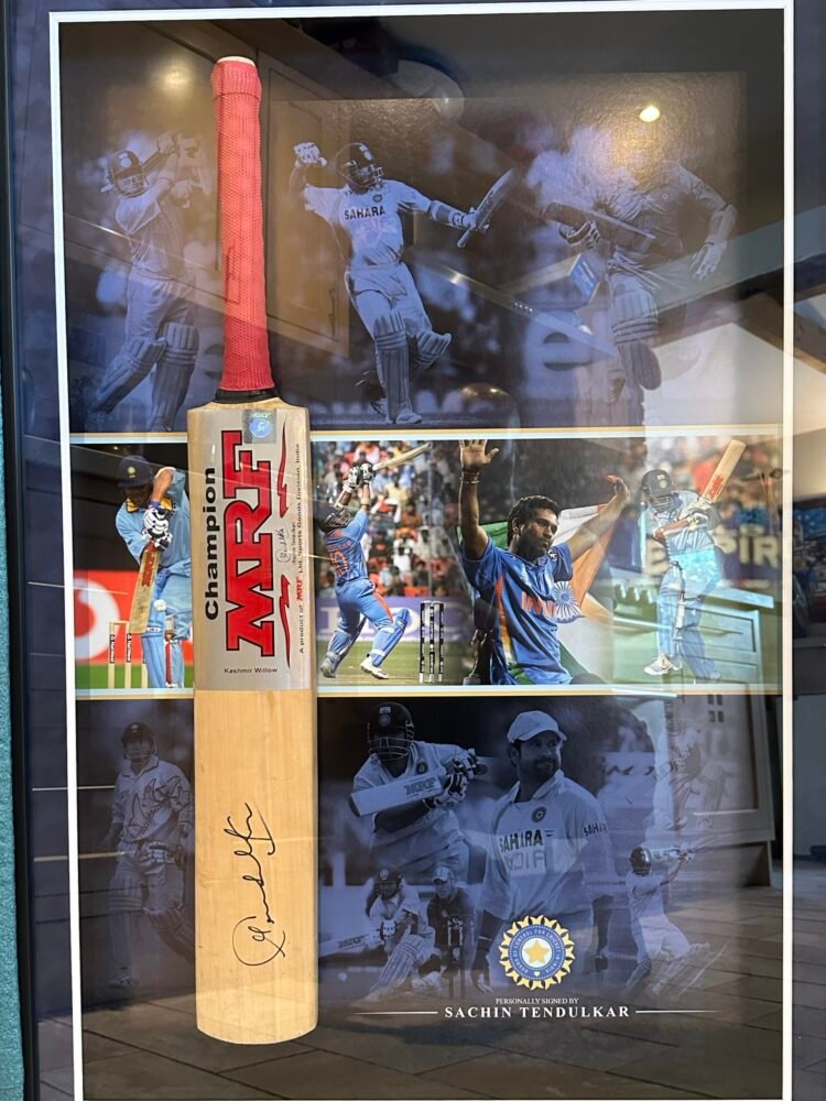 Sachin Tendulkar signed MRF cricket bat India - Image 10