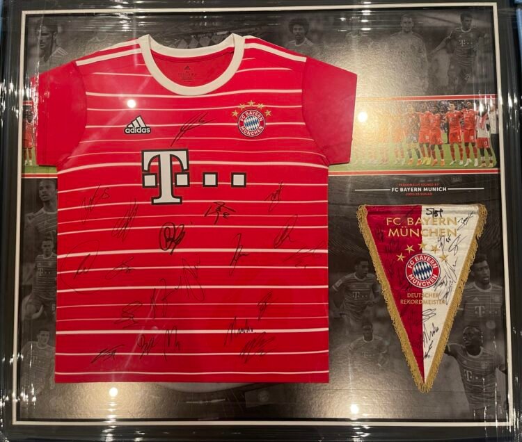 Bayern Munich signed 2022/23 shirt and pennant display. Bayern München. - Image 2