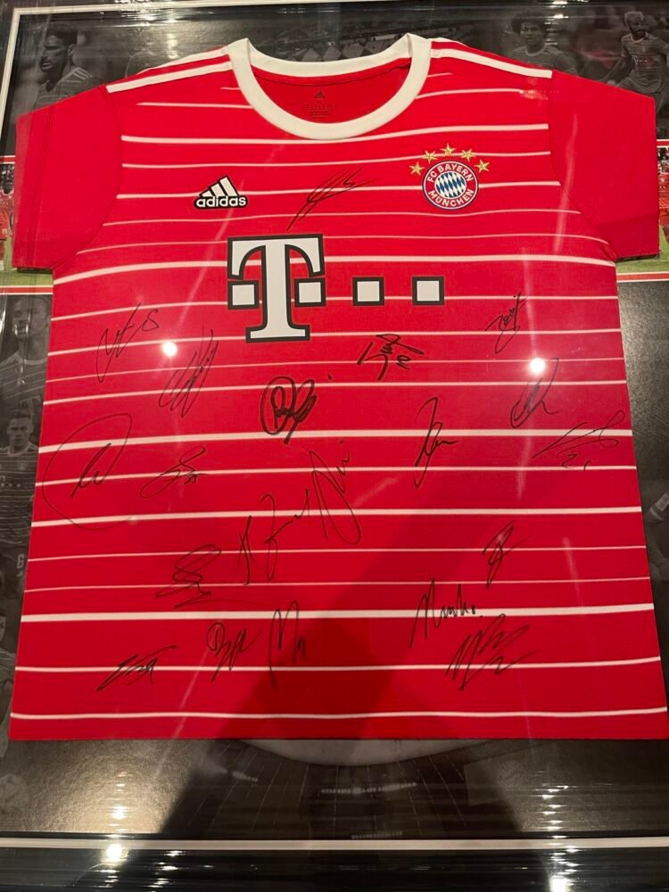 Bayern Munich signed 2022/23 shirt and pennant display. Bayern München. - Image 3