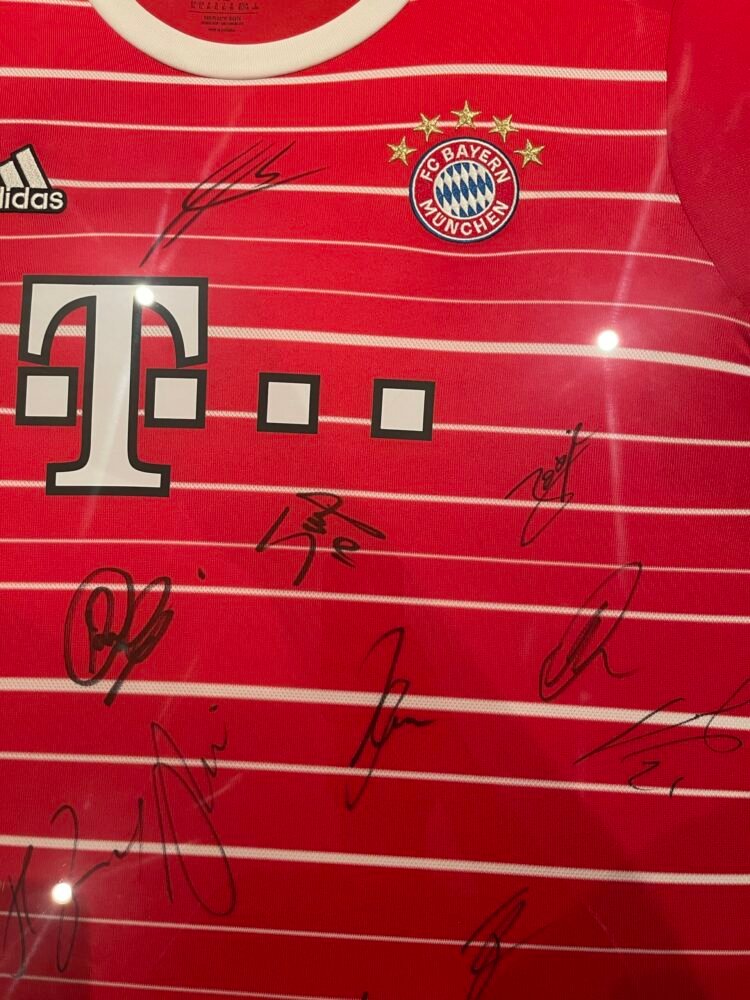 Bayern Munich signed 2022/23 shirt and pennant display. Bayern München. - Image 4