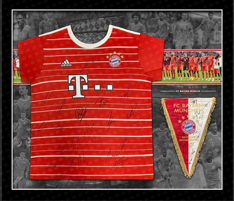 Bayern Munich signed 2022/23 shirt and pennant display. Bayern München.