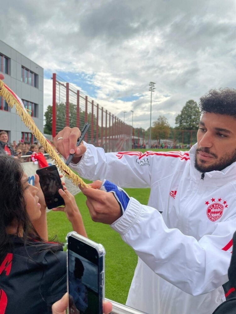 Bayern Munich signed 2022/23 shirt and pennant display. Bayern München. - Image 15