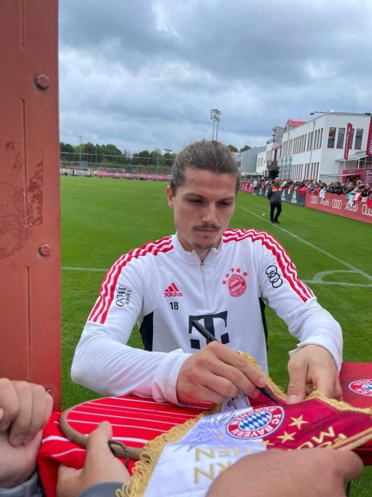 Bayern Munich signed 2022/23 shirt and pennant display. Bayern München. - Image 14