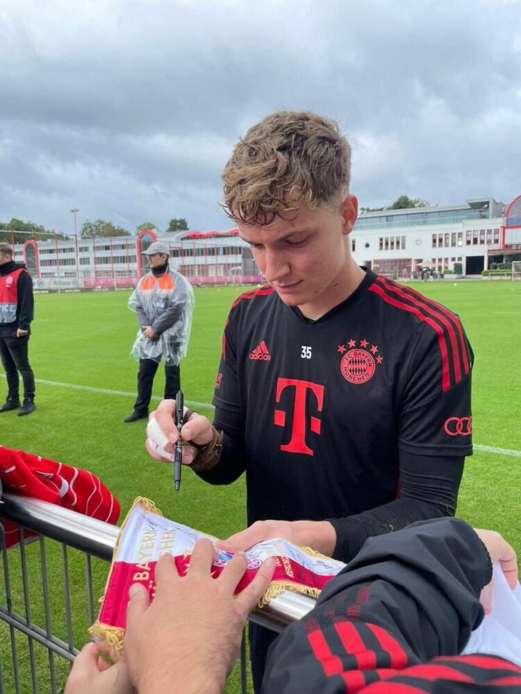 Bayern Munich signed 2022/23 shirt and pennant display. Bayern München. - Image 13