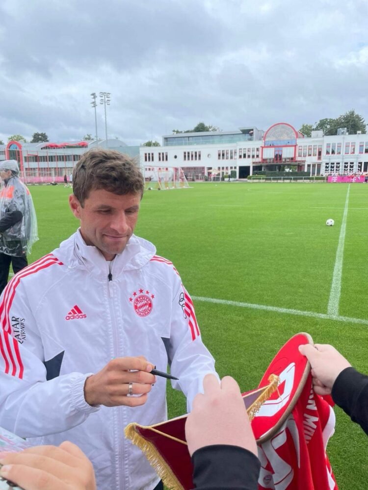 Bayern Munich signed 2022/23 shirt and pennant display. Bayern München. - Image 10