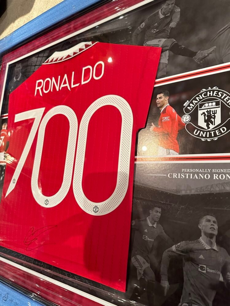 Cristiano Ronaldo signed Manchester United 700 goals shirt - Image 3