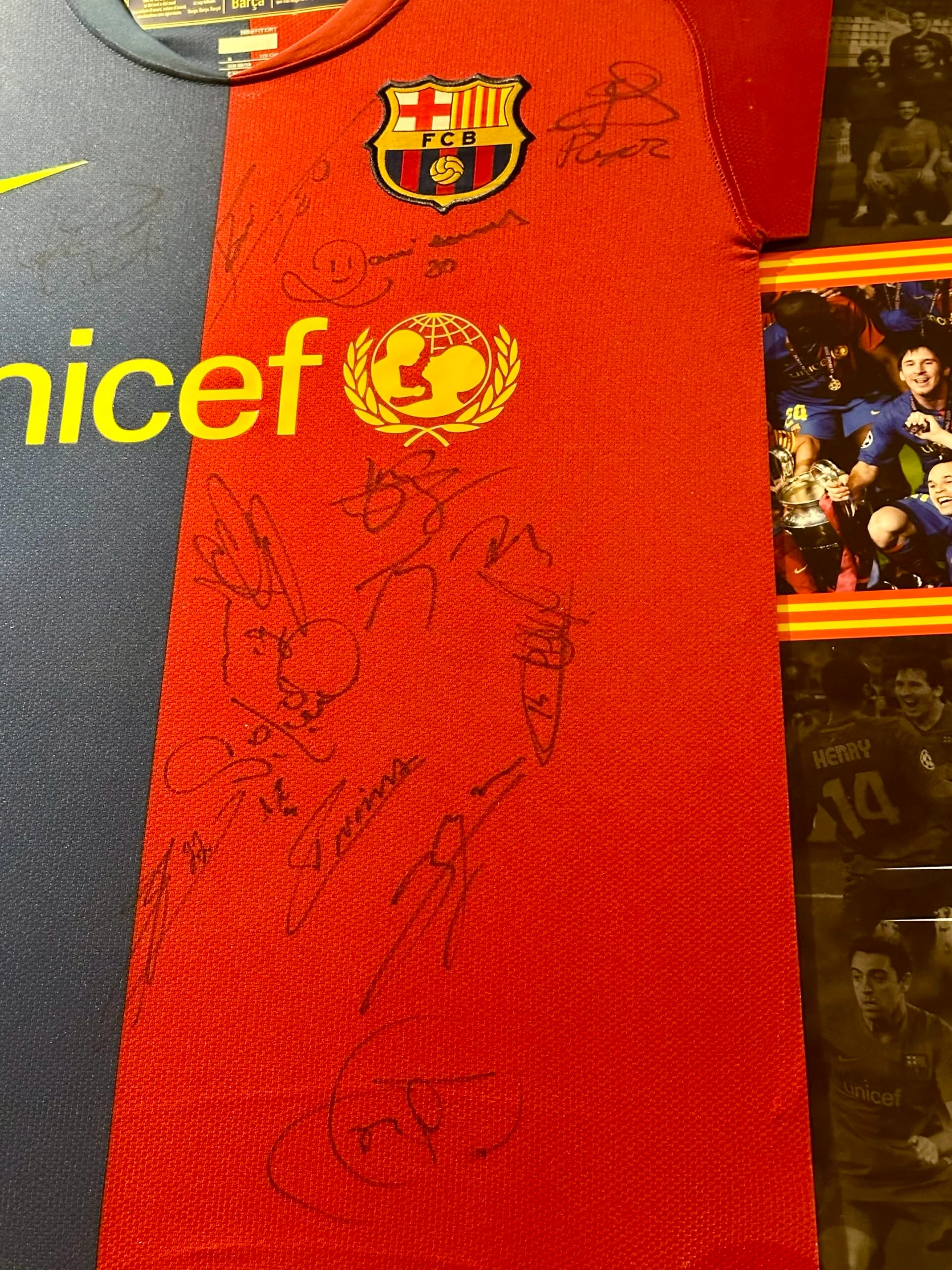 Barcelona signed 2008/09 treble winners shirt Messi Xavi Iniesta - Image 6