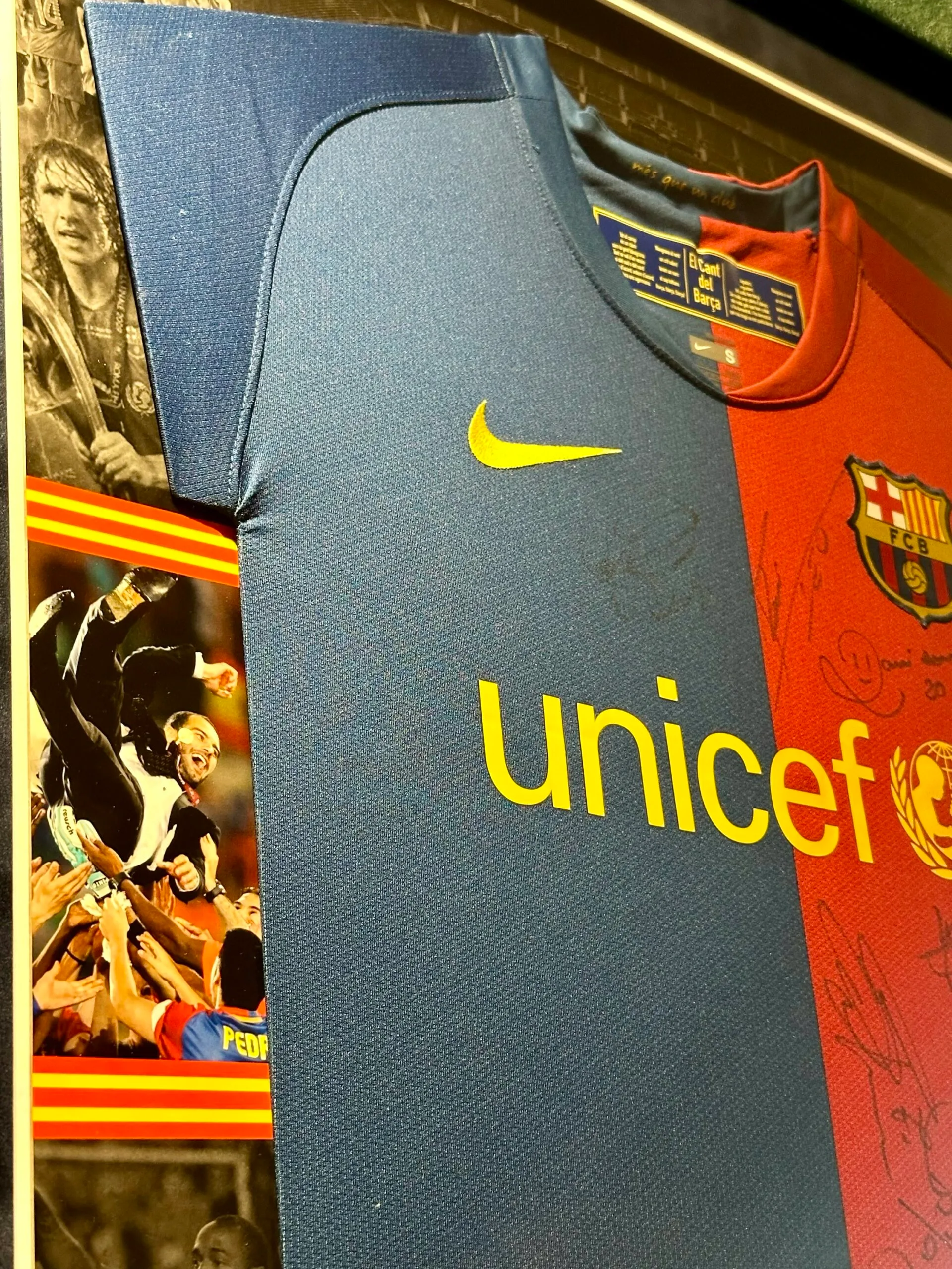 Barcelona signed 2008/09 treble winners shirt Messi Xavi Iniesta - Image 5
