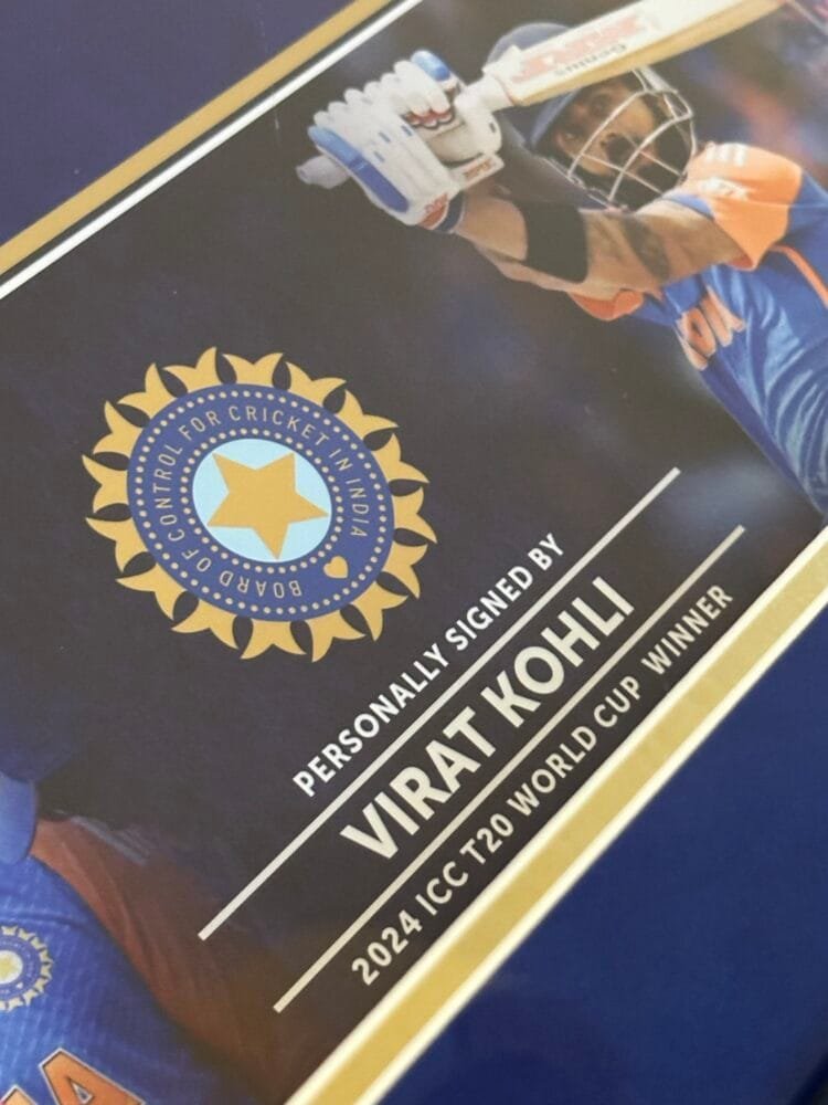 Virat Kohli signed mini cricket bat and full size ball India ICONS - Image 3