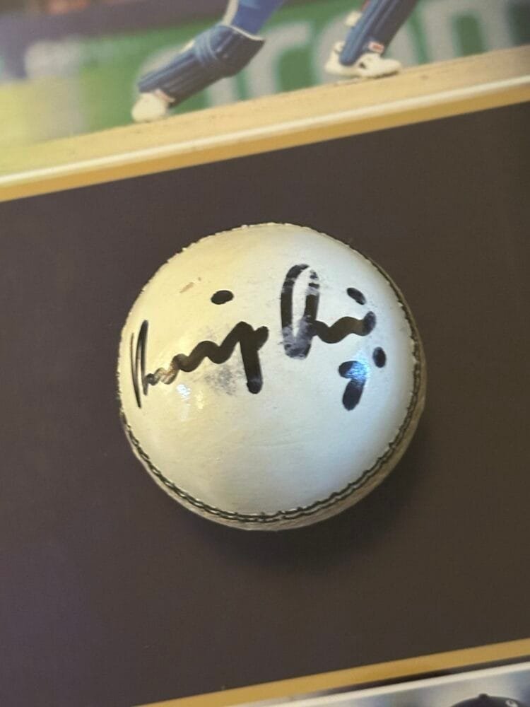 Virat Kohli signed mini cricket bat and full size ball India ICONS - Image 4